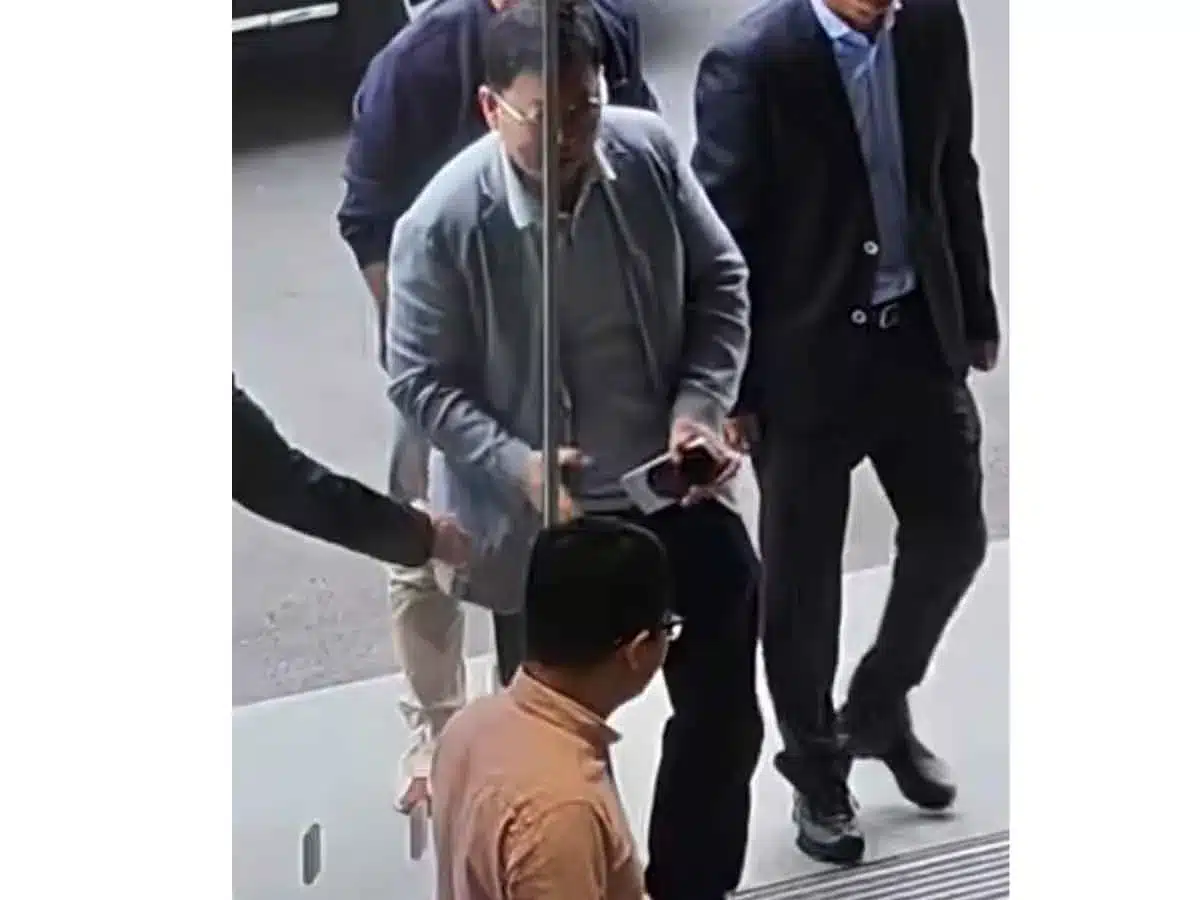 Richard Yu holding the unreleased Huawei Mate 90 real machine during a public sighting in Hefei