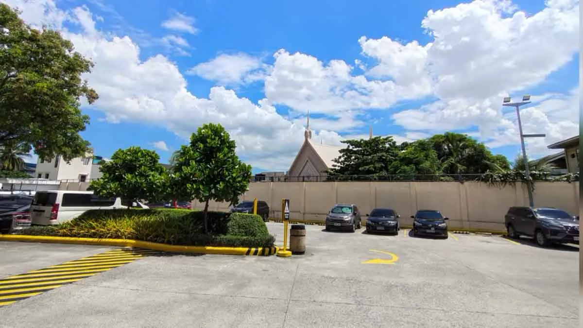 Lenovo Legion Y70 outdoor camera sample showing dynamic range with saturated blue sky and landscape details