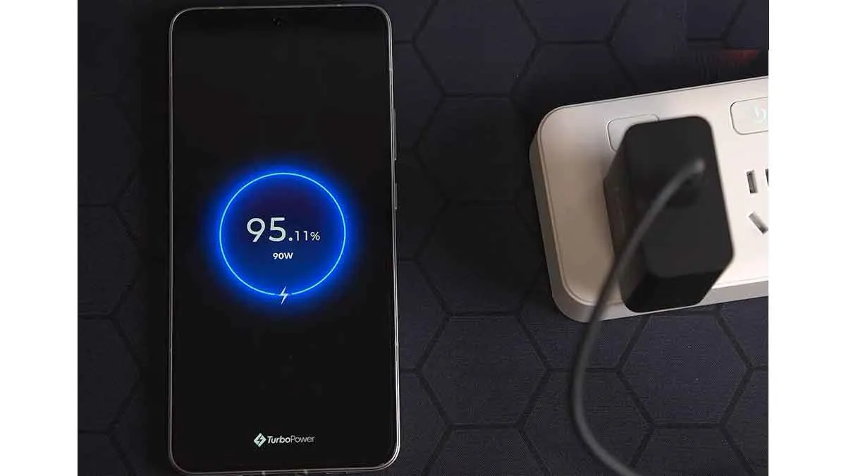 Lenovo Legion Y70 90W fast charging screen animation displaying 95 percent battery level and TurboPower status