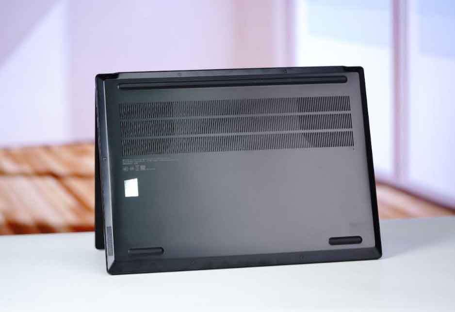 Lenovo P16v 2026 Review back panel